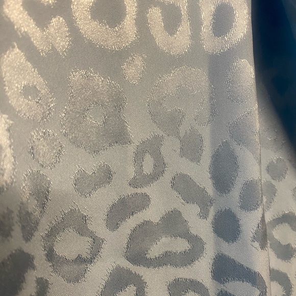 LAST CHANCE - Light blue button up blouse with subtle leopard print - Picture 4 of 8